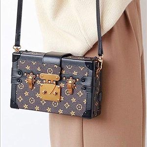 Trunk style handbag